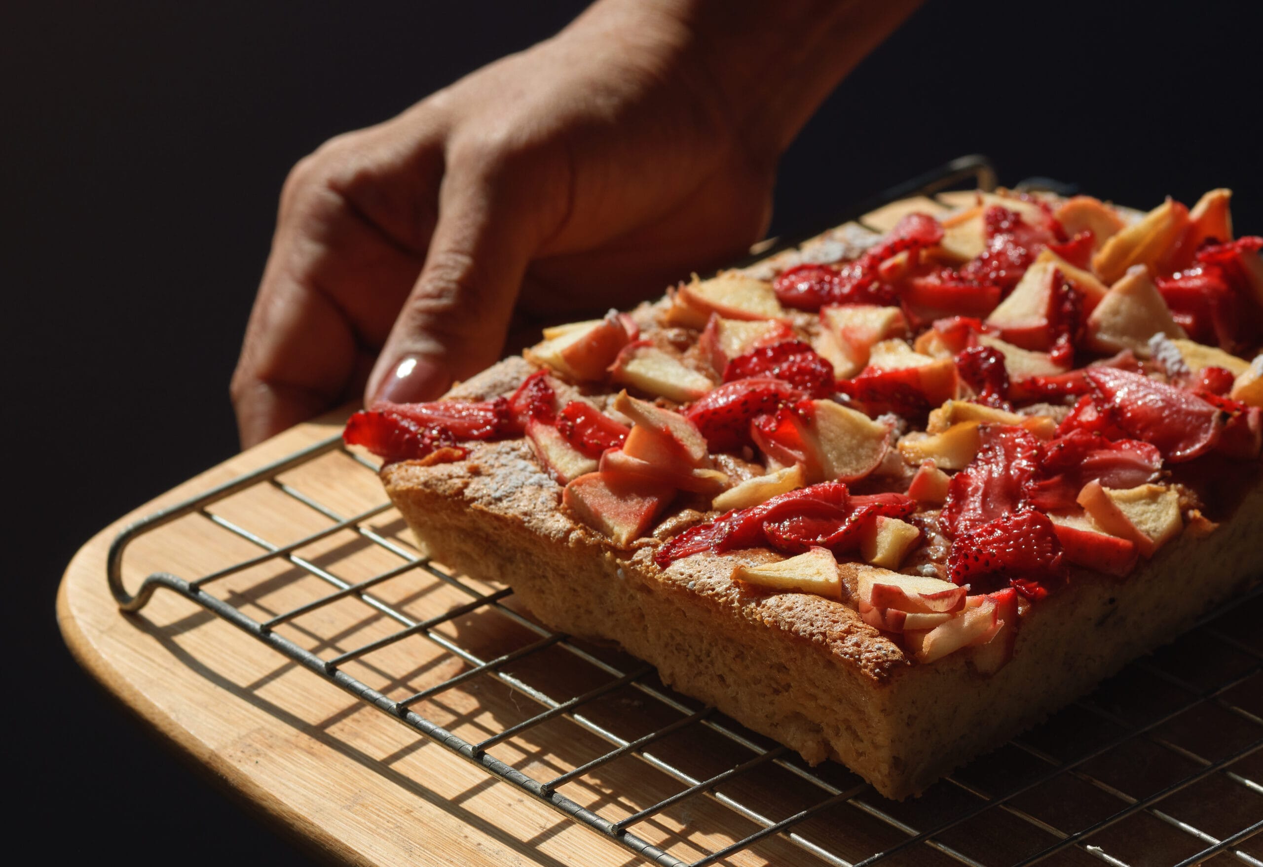 Torta fragole e mele: la primavera è servita