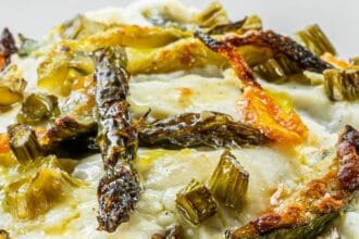 Asparagi gratinati al forno: li preparo su una base di patate e sono irresistibili