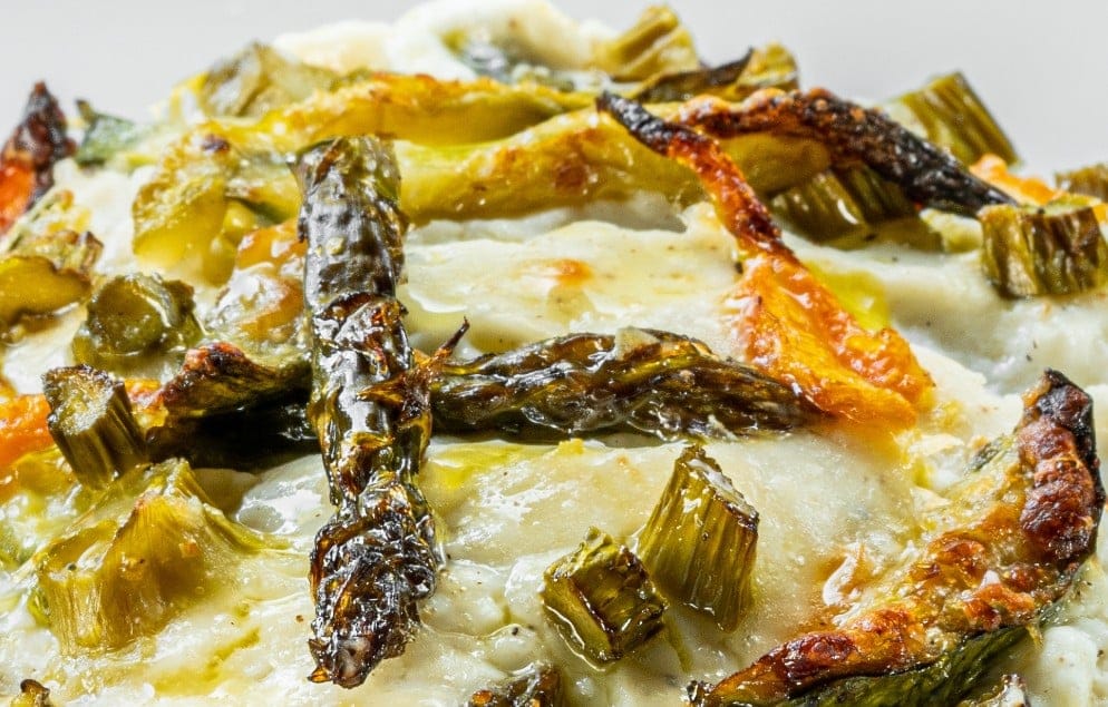 Asparagi gratinati al forno: li preparo su una base di patate e sono irresistibili