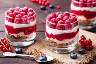 Bicchierini cocco e lamponi: un dessert fresco e leggero