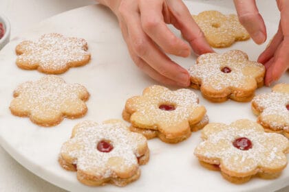 Fiori di frolla rustica alla marmellata: i biscotti di primavera
