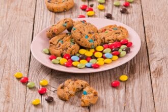 Biscottoni al cioccolato bianco e Smarties, la gioia di grandi e piccini