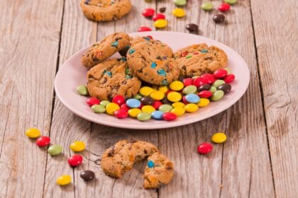 Biscottoni al cioccolato bianco e Smarties, la gioia di grandi e piccini