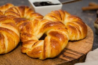 Ciambelle dolci intrecciate:
