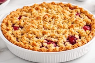Sbriciolata ricotta e fragole: la torta rustica, regina di primavera