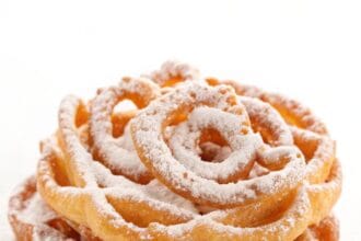 Frittelle tirolesi, si chiamano strauben e sono ricoperti di zucchero a velo e