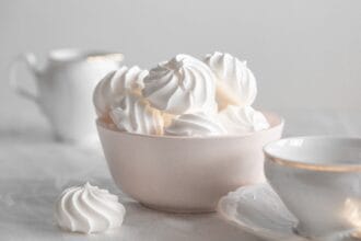 Meringhe bianche e croccanti, piccoli bocconcini di paradisiaca bontà