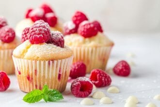 Muffin lamponi e gocce di cioccolato bianco: irresistibile
