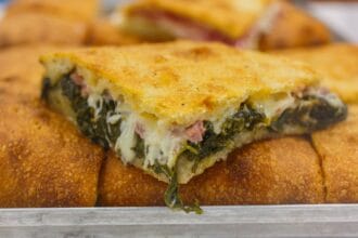 Pizza ripiena di salsiccia e friarielli: la ricetta napoletana