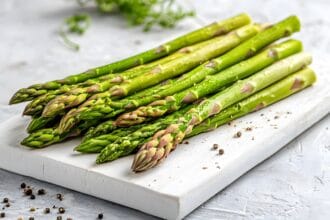 Asparagi: impariamo a pulirli, cucinarli e conservarli correttamente