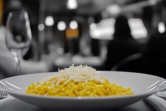 Risotto allo zafferano: un grande classico della cucina milanese