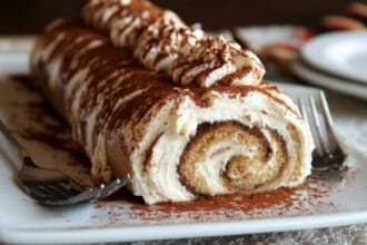 Rotolo di colomba tiramisù, per trasformare gli avanzi in una delizia