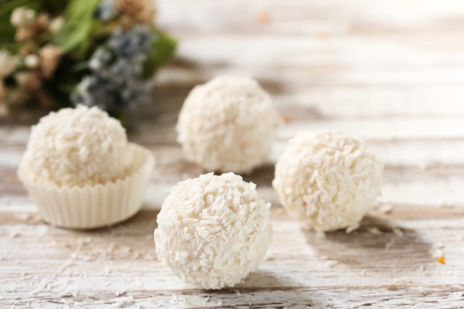 Tartufini bianchi con le mandorle: dolci morsi di golosità