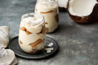 Tiramisù al cioccolato bianco, lo servo nei bicchierini e va a ruba