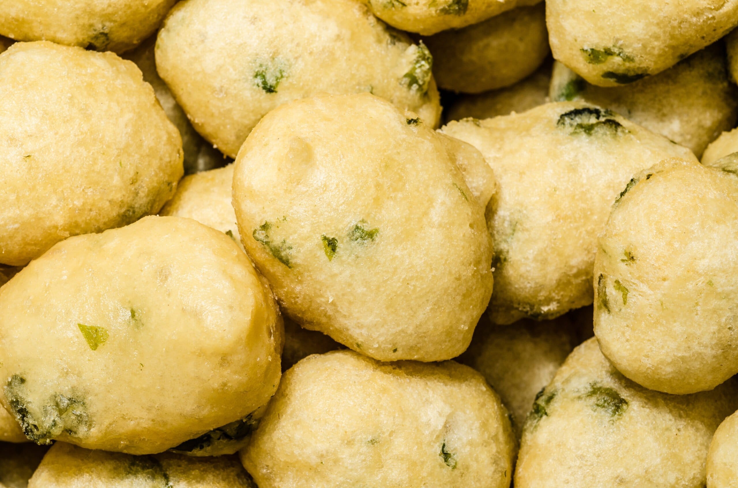 Frittelle al basilico: un antipasto strepitoso, profumato e facilissimo