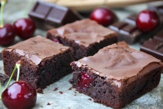 Brownies cioccolato e ciliegie: i dolcetti del momento