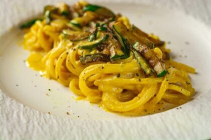 Bucatini allo zafferano con zucchine e robiola: una delizia
