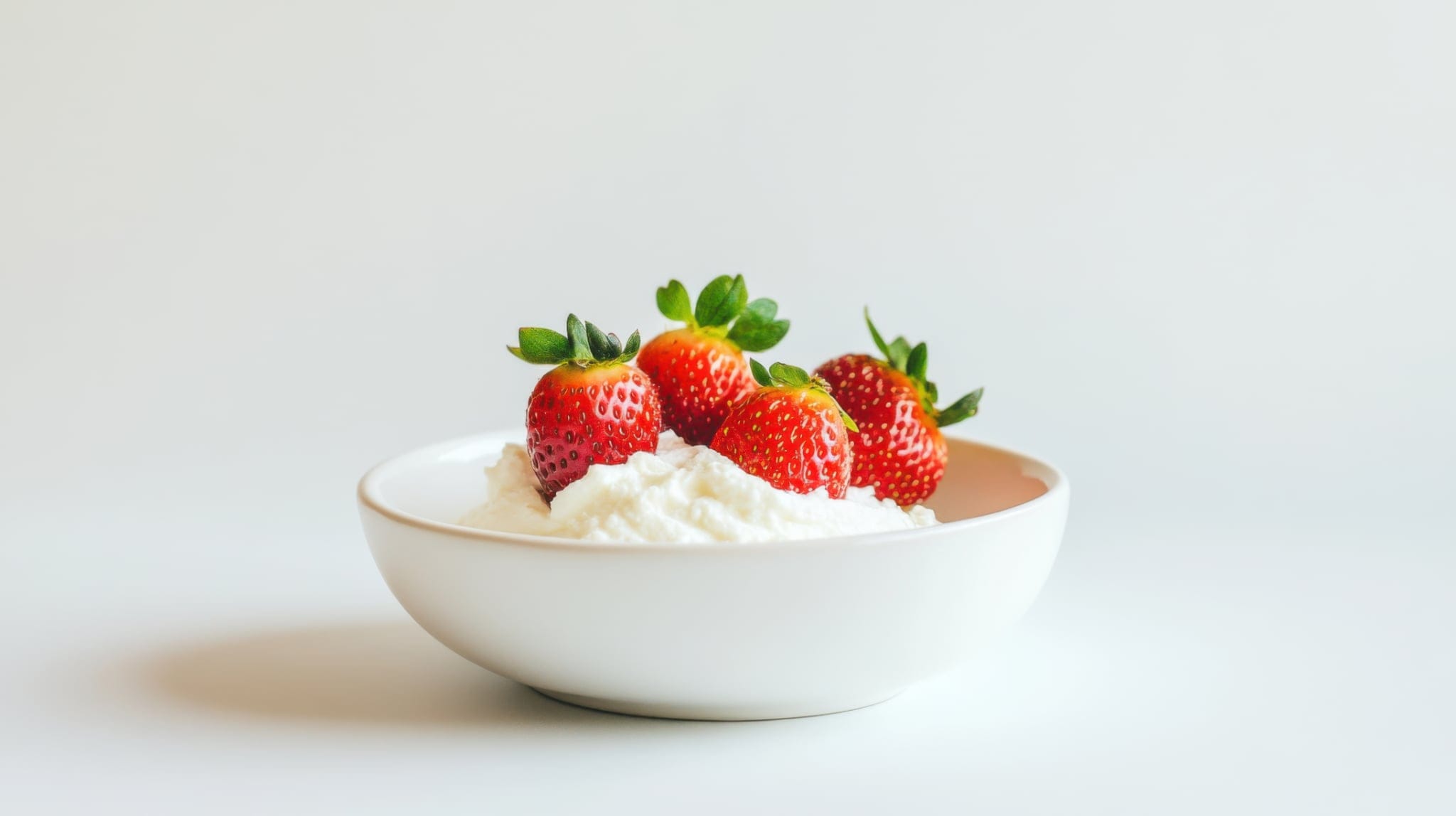Mousse alla ricotta: la guarnisco con le fragole fresche e non basta mai