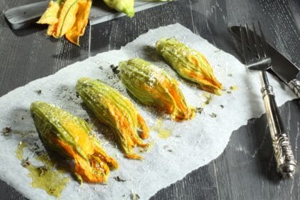 Fiori di zucca al forno, ripieni di ricotta e formaggio… superlativi