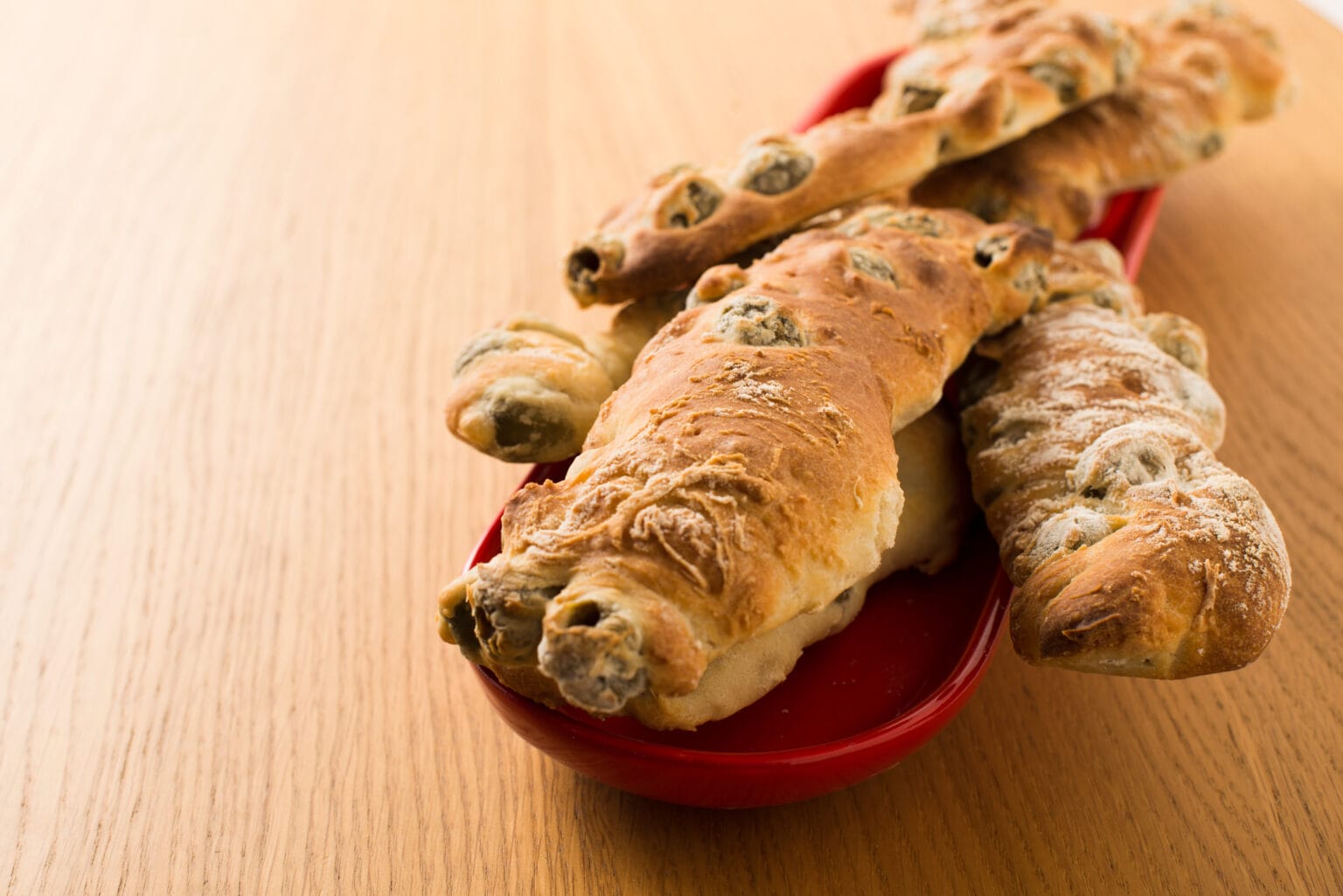 Grissini morbidi alle olive, perfetti per gli aperitivi