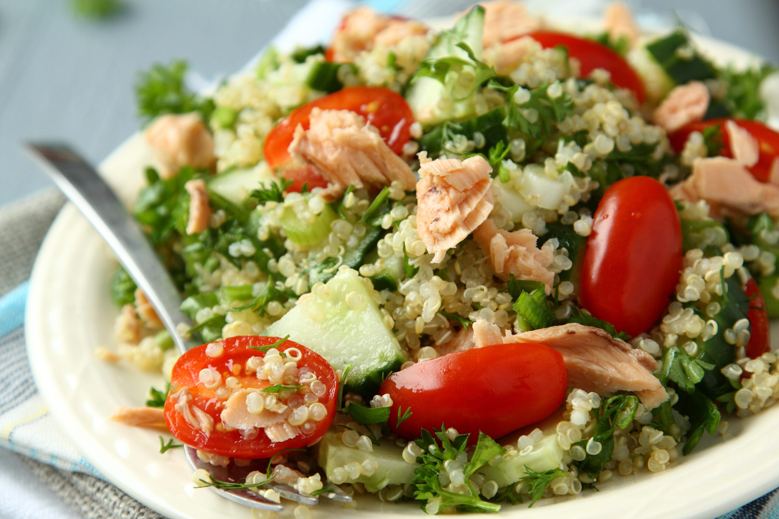Insalata di quinoa salmone e zucchine: delizioso e dietetica