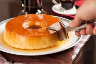 Latte alla portoghese: cremoso e compatto, goloso e scenografico