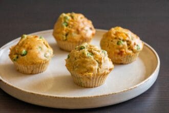 Muffin piselli e prosciutto: sono dei salatini giganti e saporiti