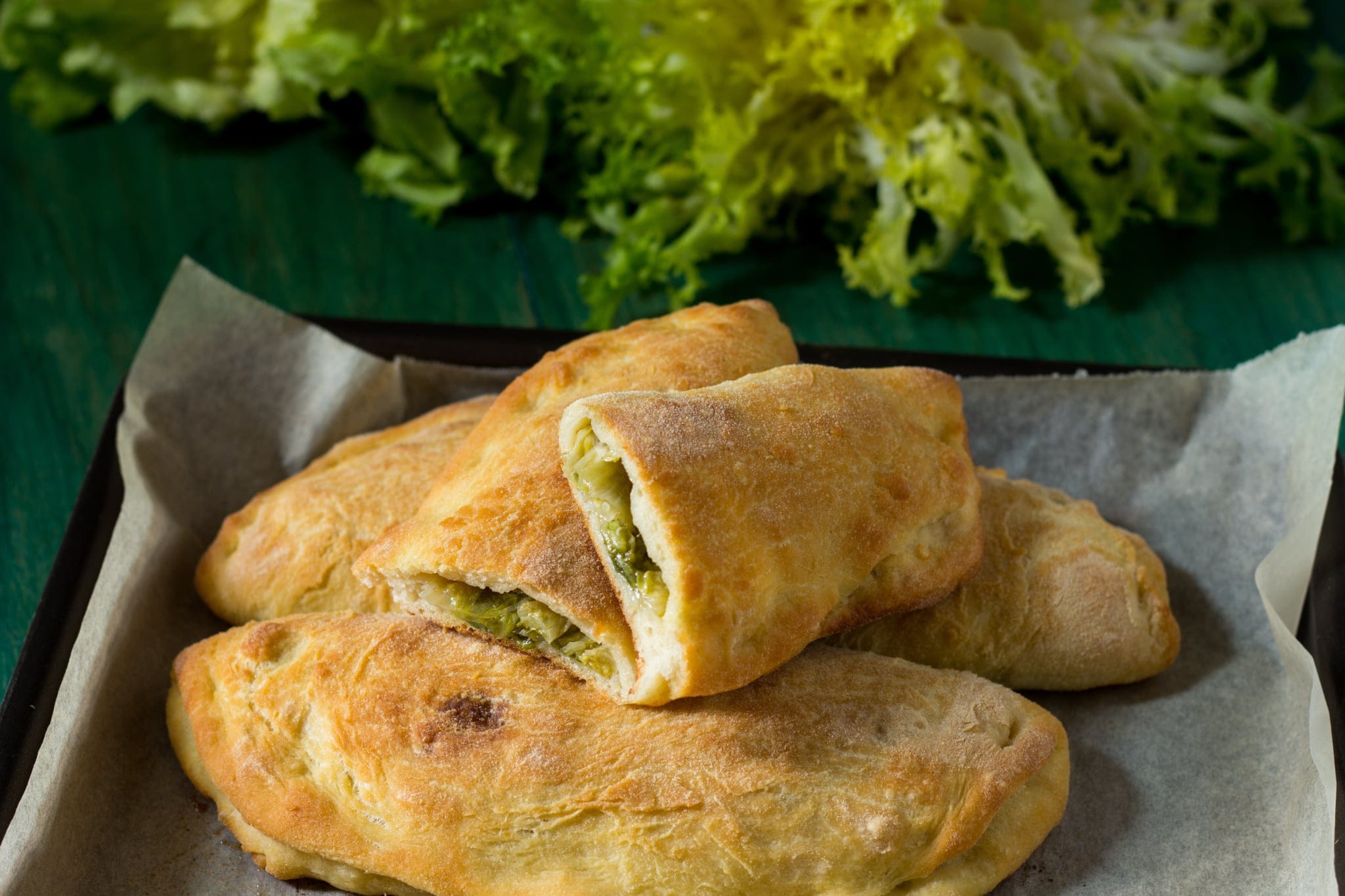 Panzerotti scarola e olive: leggeri e saporiti, non fritti