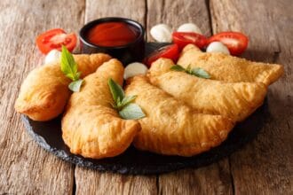Panzerotto pugliese: croccanti fuori e filanti dentro