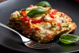 Parmigiana di zucchine in salsa di peperoni: una variazione saporita e gustosa