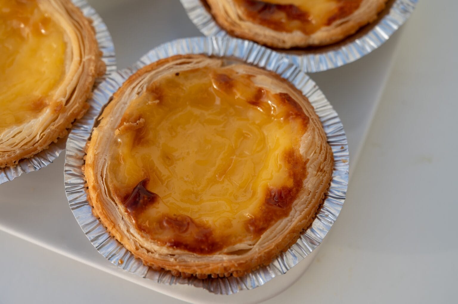 Crostatine di sfoglia ripiene di crema alla cannella e limone: i dolcetti imperdibili