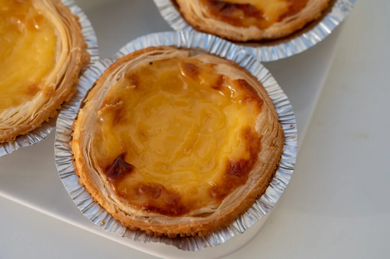 Crostatine di sfoglia ripiene di crema alla cannella e limone: i dolcetti imperdibili