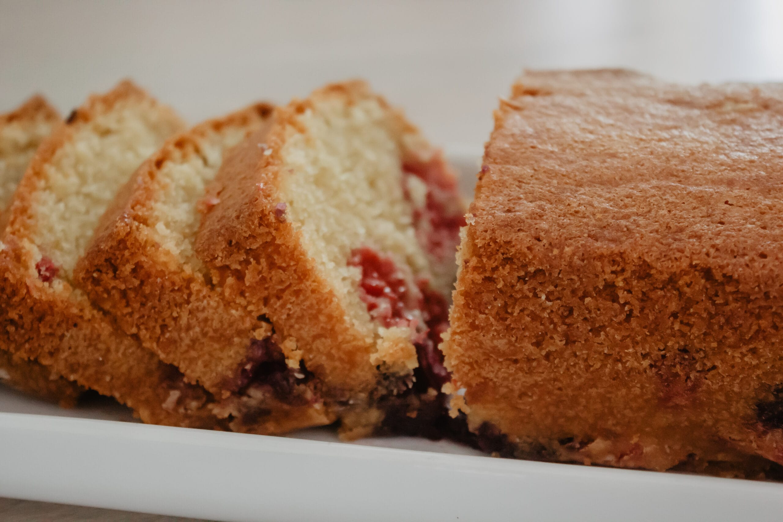 Plumcake ai lamponi: lo preparo senza burro, con lo yogurt e una spolverata di cocco