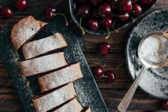Strudel di ciliegie, senza lattosio né uova: una bontà!