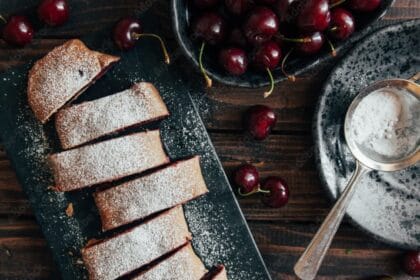 Strudel di ciliegie, senza lattosio né uova: una bontà!