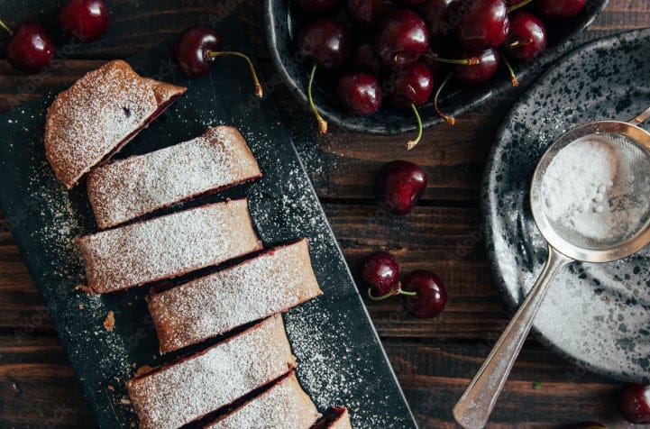Strudel di ciliegie, senza lattosio né uova: una bontà!