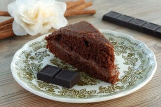 Torta al cioccolato e noci: soffice e farcita con una cremina speciale
