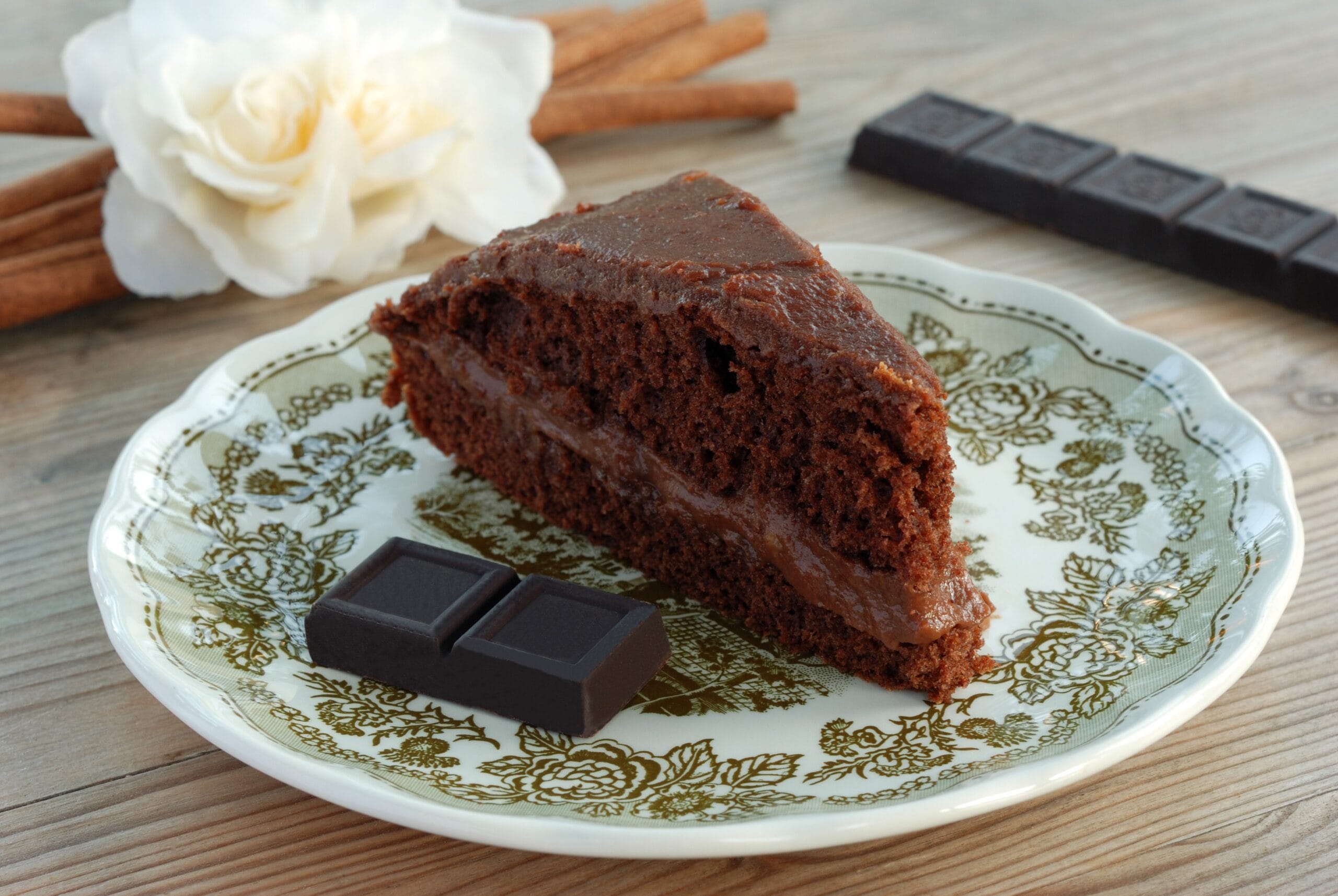Torta al cioccolato e noci: soffice e farcita con una cremina speciale