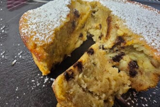 La torta del buongiorno, con yogurt e banana: è deliziosa, ma light (solo 150 Kcal)