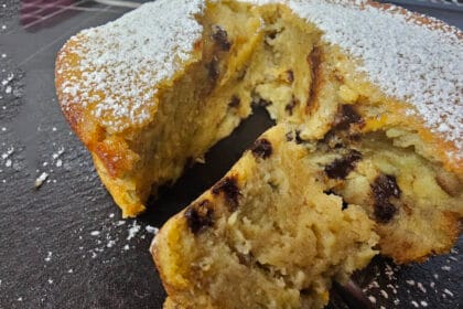La torta del buongiorno, con yogurt e banana: è deliziosa, ma light (solo 150 Kcal)