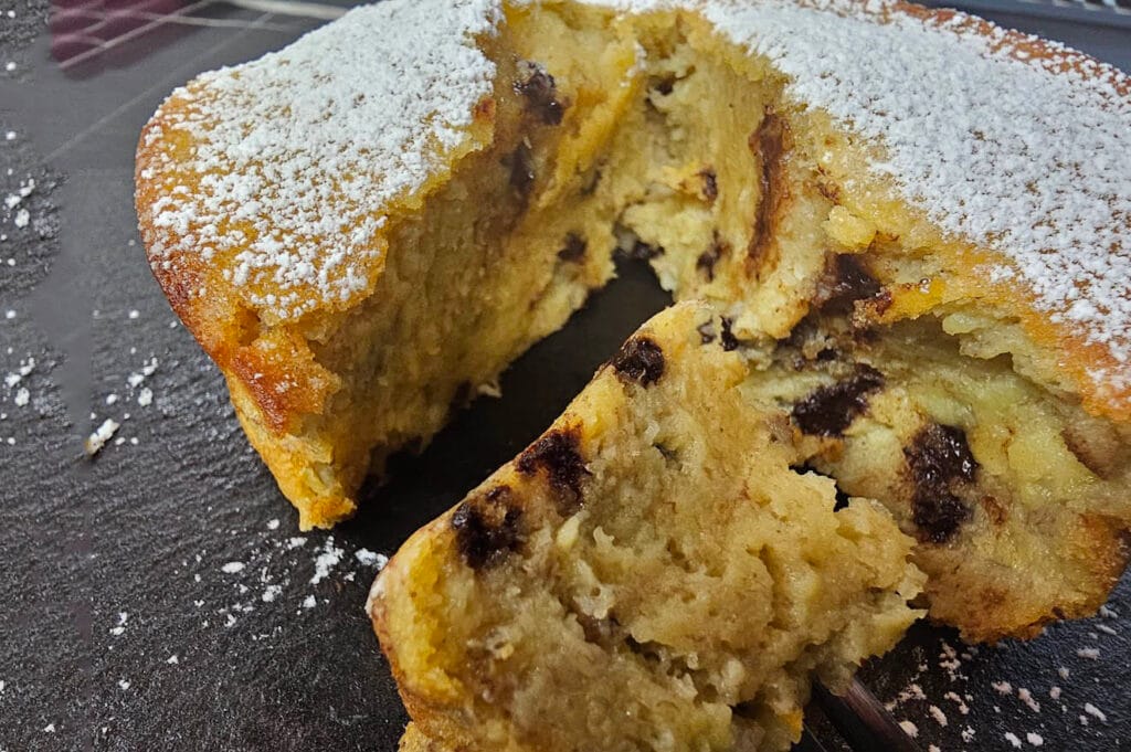 La torta del buongiorno, con yogurt e banana: è deliziosa, ma light (solo 150 Kcal)