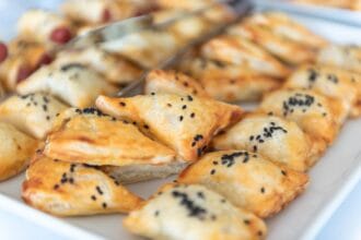 Triangoli di sfoglia al prosciutto cotto e ricotta: facili, veloci, super