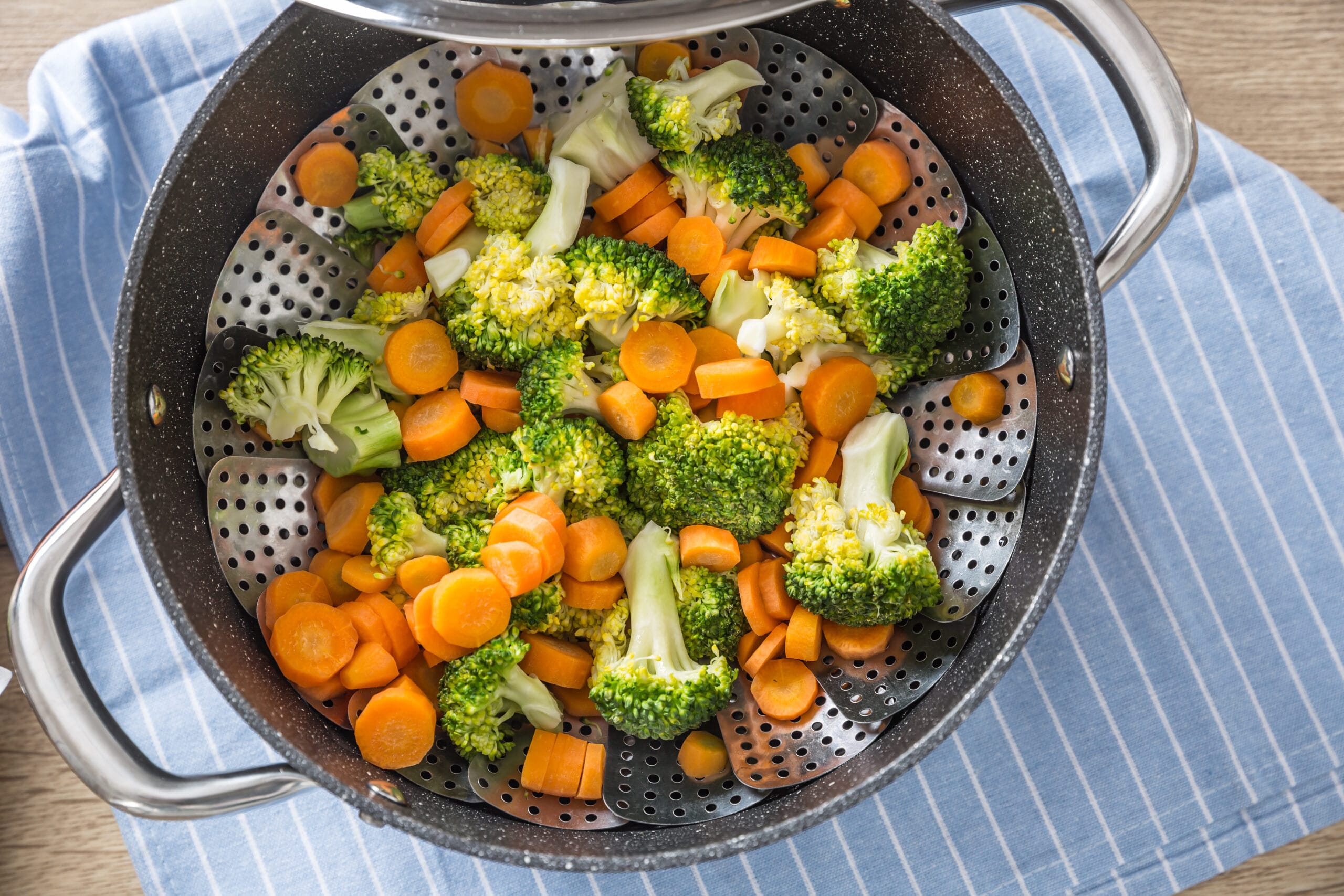 Cottura a vapore: il metodo più sano per cucinare le verdure (con tabella dei tempi)