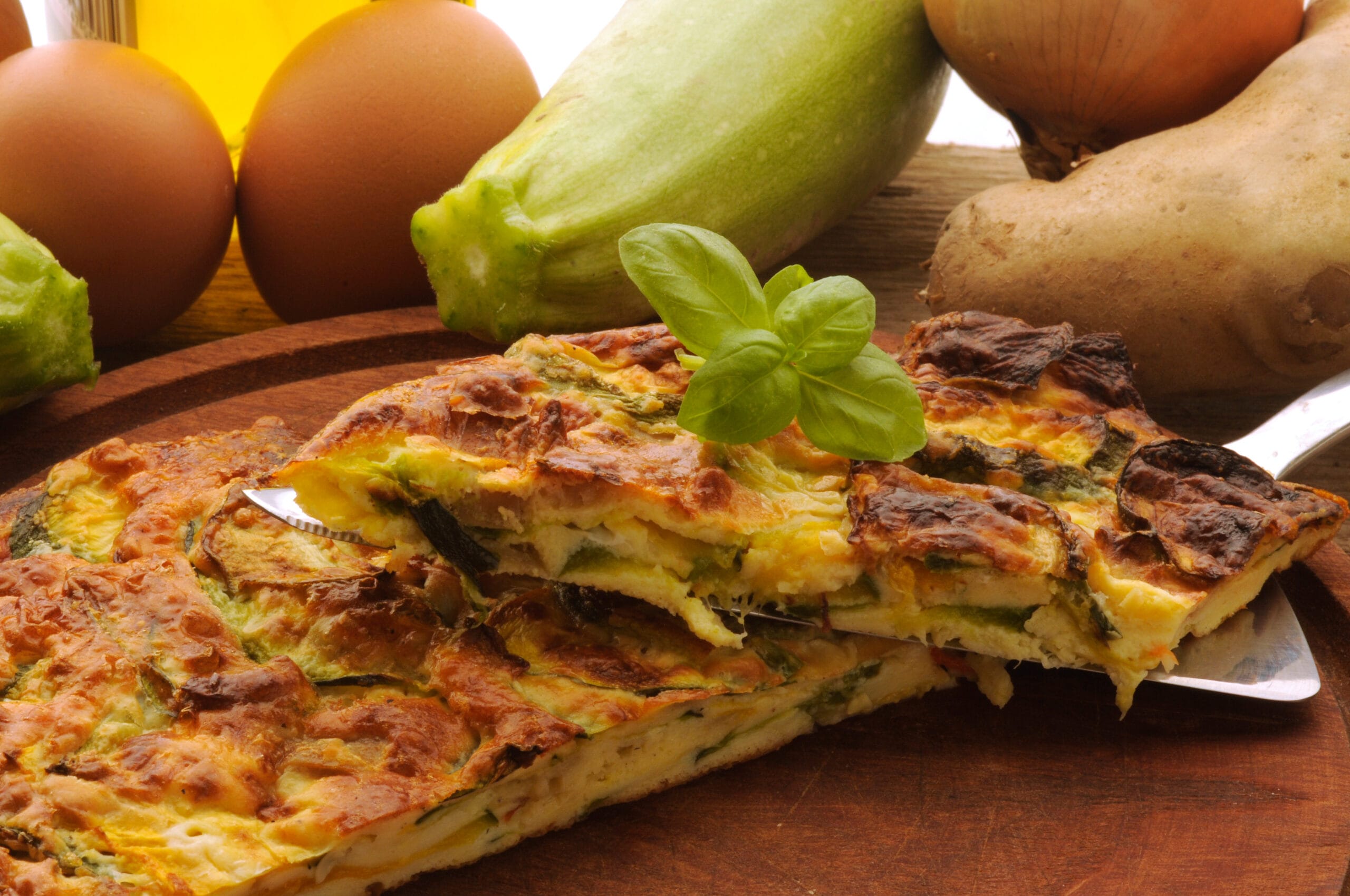 Frittata di zucchine, cipolle e basilico light: la cuocio con pochissimo olio e senza acqua