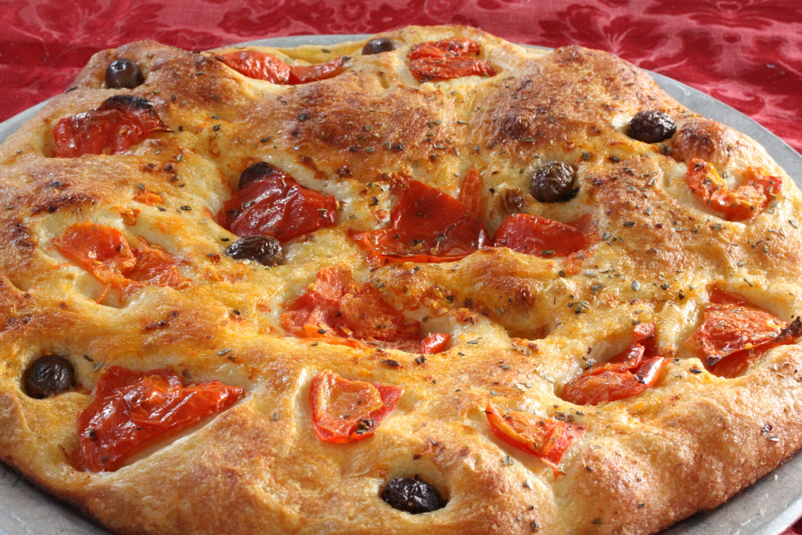 Focaccia barese: alta, morbida, con bordo croccante