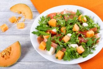 Insalata melone, prosciutto e mozzarella, il piatto estivo più fresco che c’è