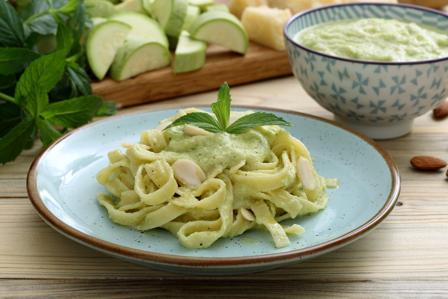 Tagliatelle con pesto di mandorle: un primo fresco e profumato