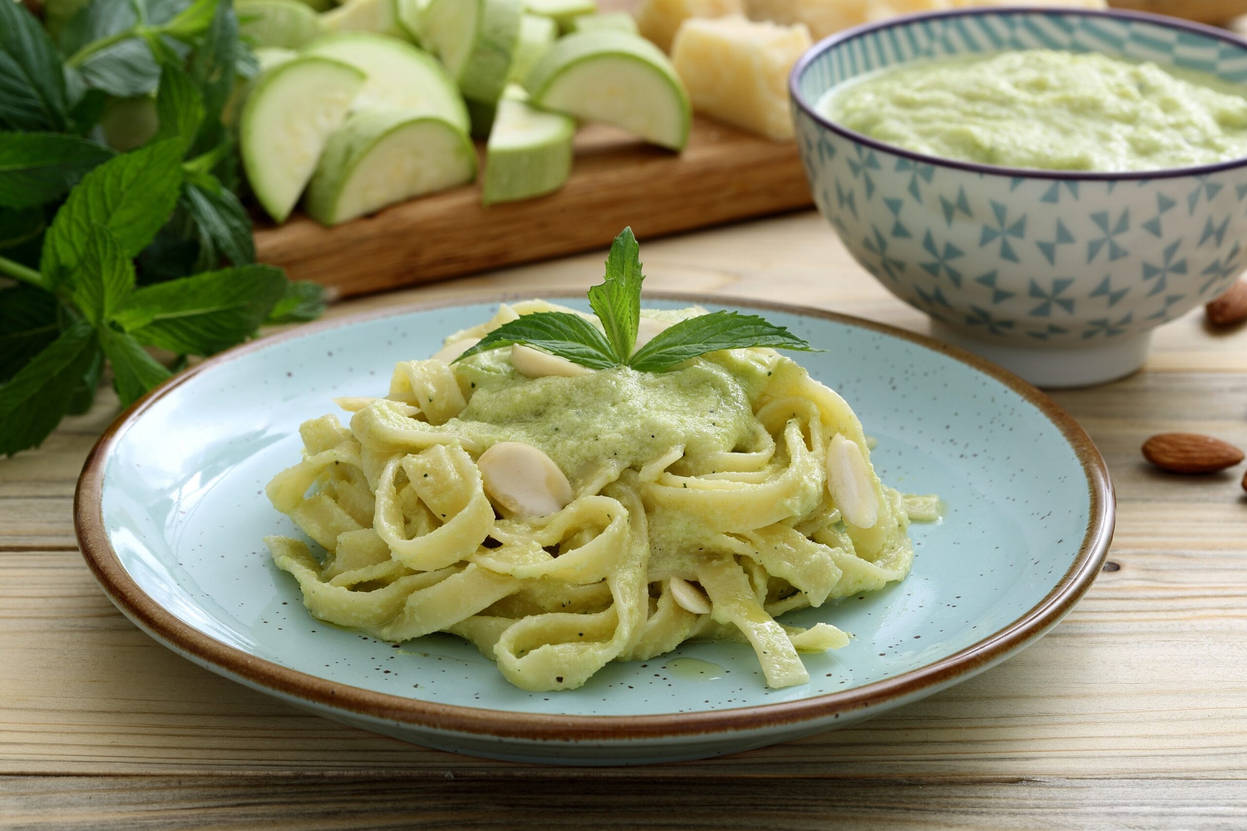 Tagliatelle con pesto di mandorle: un primo fresco e profumato