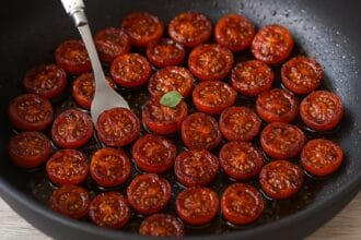 Pomodorini confit in padella: sono deliziosi e non serve il forno