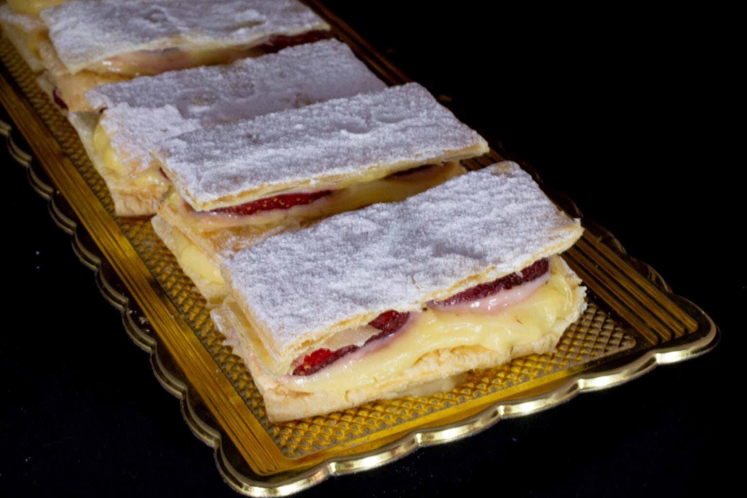 Torta sfoglia crema e fragole con un cuore cremoso, profumato e primaverile